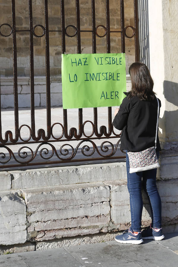 Fotos: &#039;Abrazo solidario&#039; a la catedral de León en el Día Mundial de las Enfermedades Raras