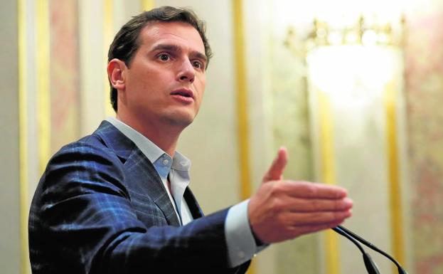 El presidente de Ciudadanos Albert Rivera, durante la rueda de prensa ofrecida en el Escritorio del Congreso. 