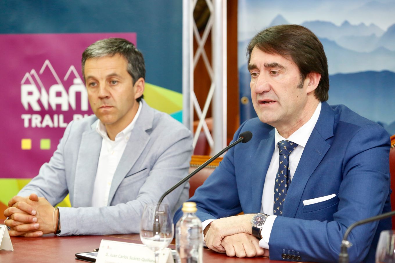 El consejero de Fomento y Medio Ambiente, Juan Carlos Suárez-Quiñones; el director general de Deportes, Alfonso Lahuerta y el alcalde de Riaño, Fernando Moreno, presentan la IV Edición de Música en la Montaña