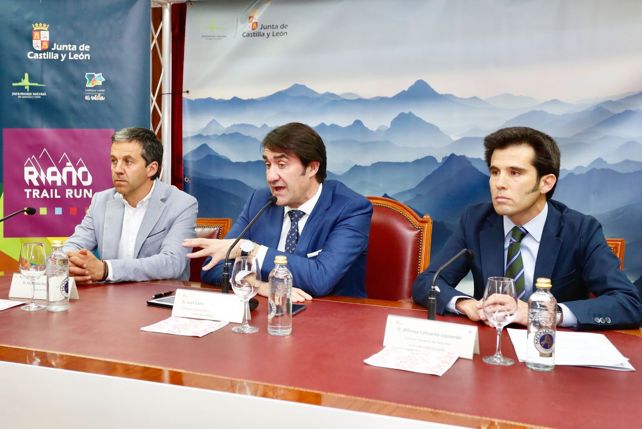 El consejero de Fomento y Medio Ambiente, Juan Carlos Suárez-Quiñones; el director general de Deportes, Alfonso Lahuerta y el alcalde de Riaño, Fernando Moreno, presentan la IV Edición de Música en la Montaña