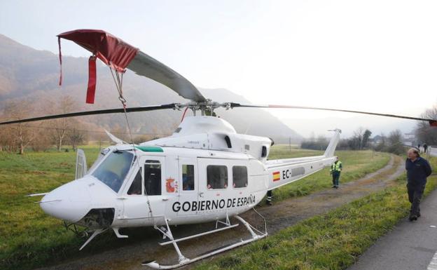 Galería. Imagen de los trabajos realizados para recuperar el helicóptero dañado.