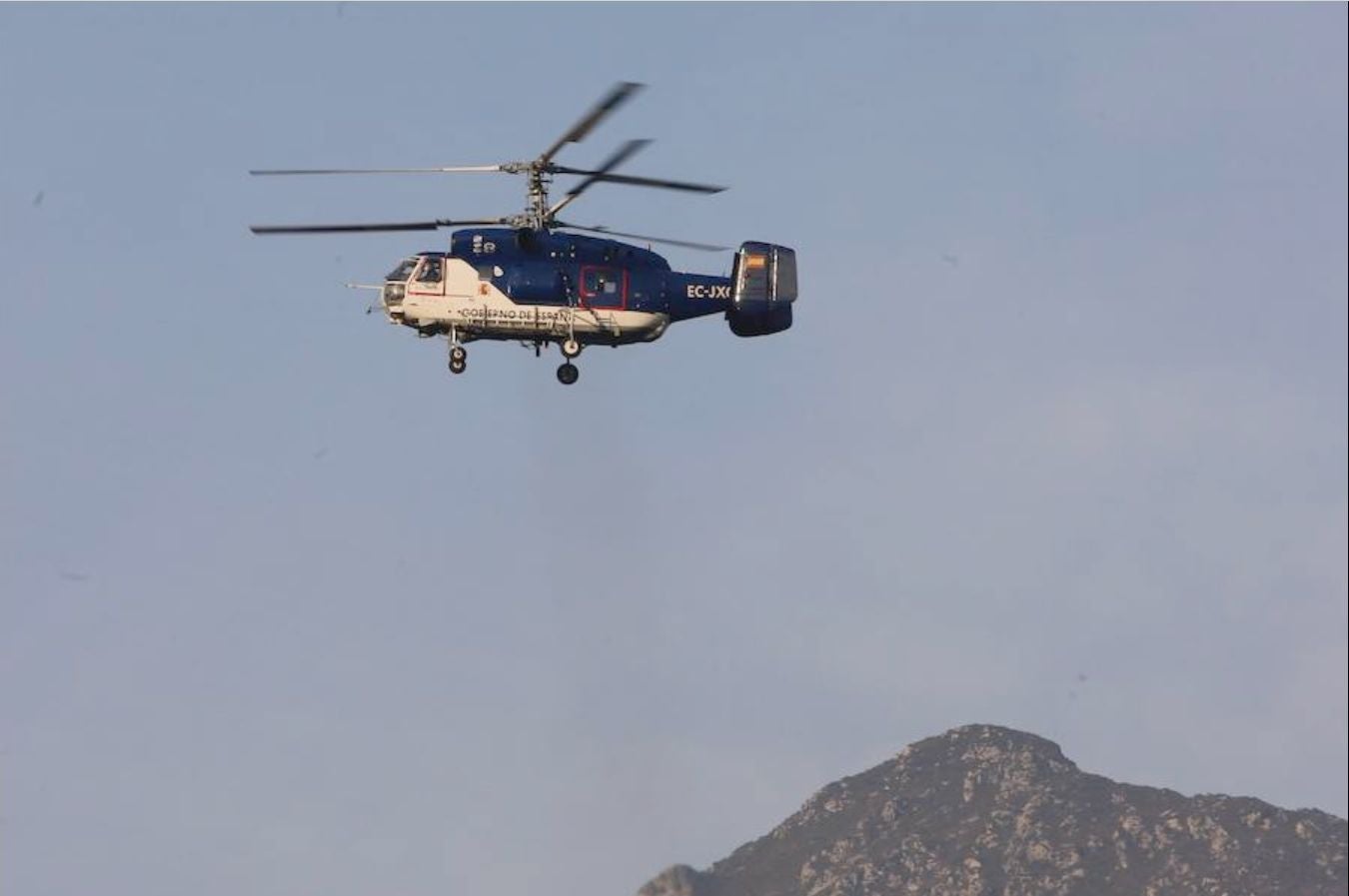 Recuperan el helicóptero de la BRIF de Tabuyo que cayó al río Narcea en Belmonte cuando trabaja en la extinción de un incendio forestal | Ha sido izado por otra aeronave, que lo ha depositado en tierra, donde se trabaja en el desmontaje de las hélices para su evacuación