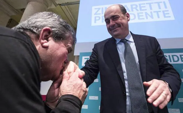 El presidente regional de Lacio, Nicola Zingaretti, es saludado por un simpatizante durante una rueda de prensa en Roma.