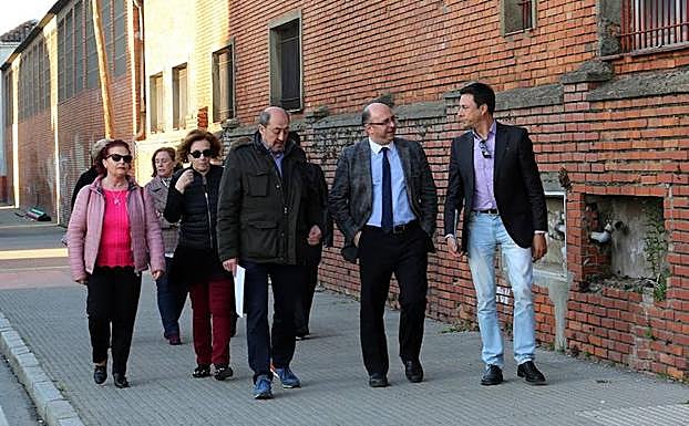 Visita de los concejales Tocino y Baza al barrio ferroviario.