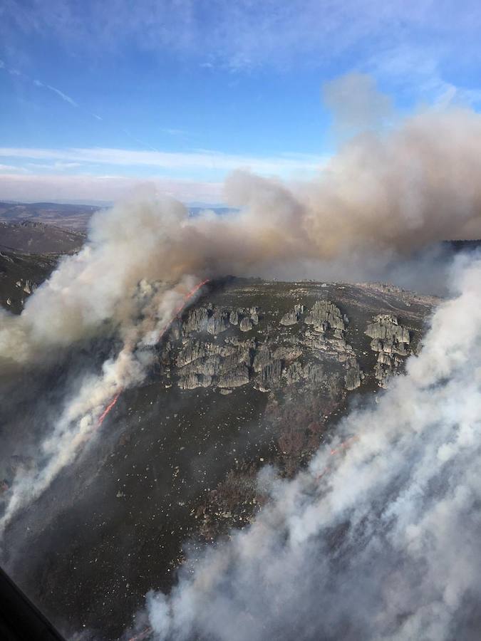 Fotos: Imágenes aéreas del fuego en la Cabrera