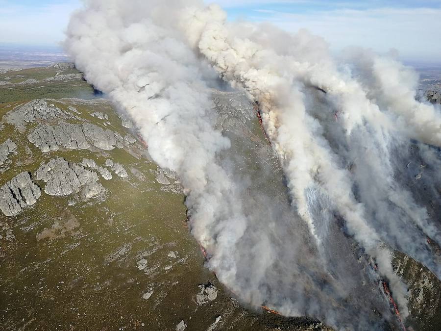 Fotos: Imágenes aéreas del fuego en la Cabrera