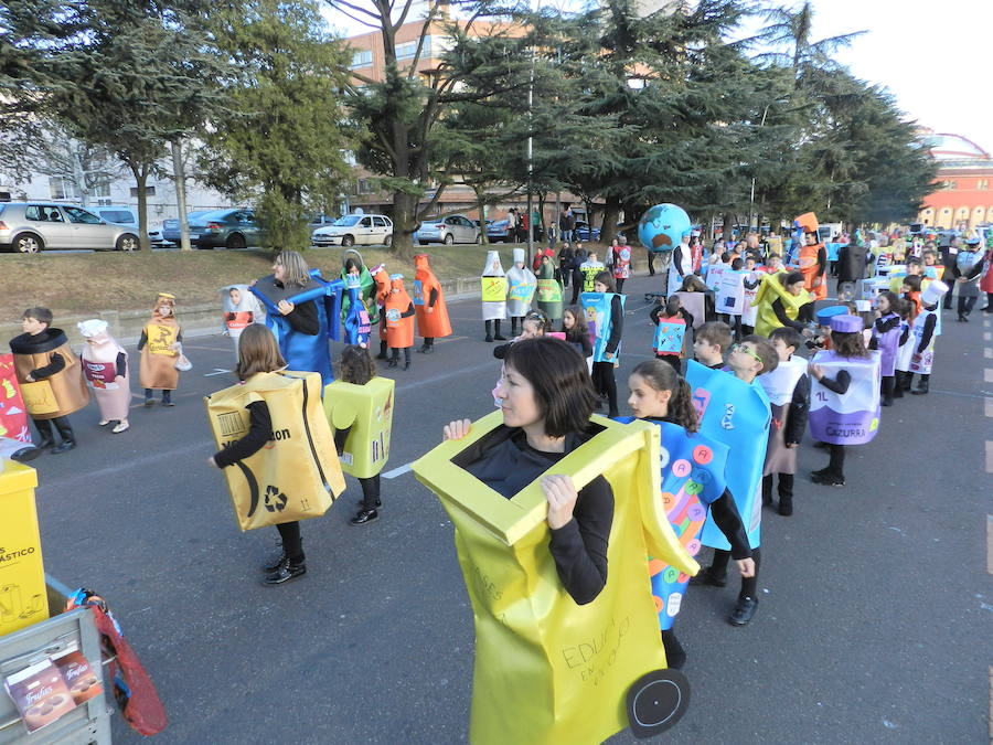 Los componentes del AMPA del Colegio Quevedo de la capital leonesa participaron en el desfile de carnaval de León con más de 120 participantes