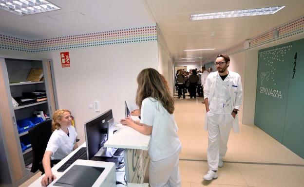 Personal sanitario en el hospital de La Arrixaca, en Murcia. 
