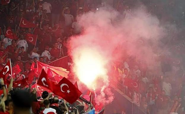 Gradas con aficionados turcos.