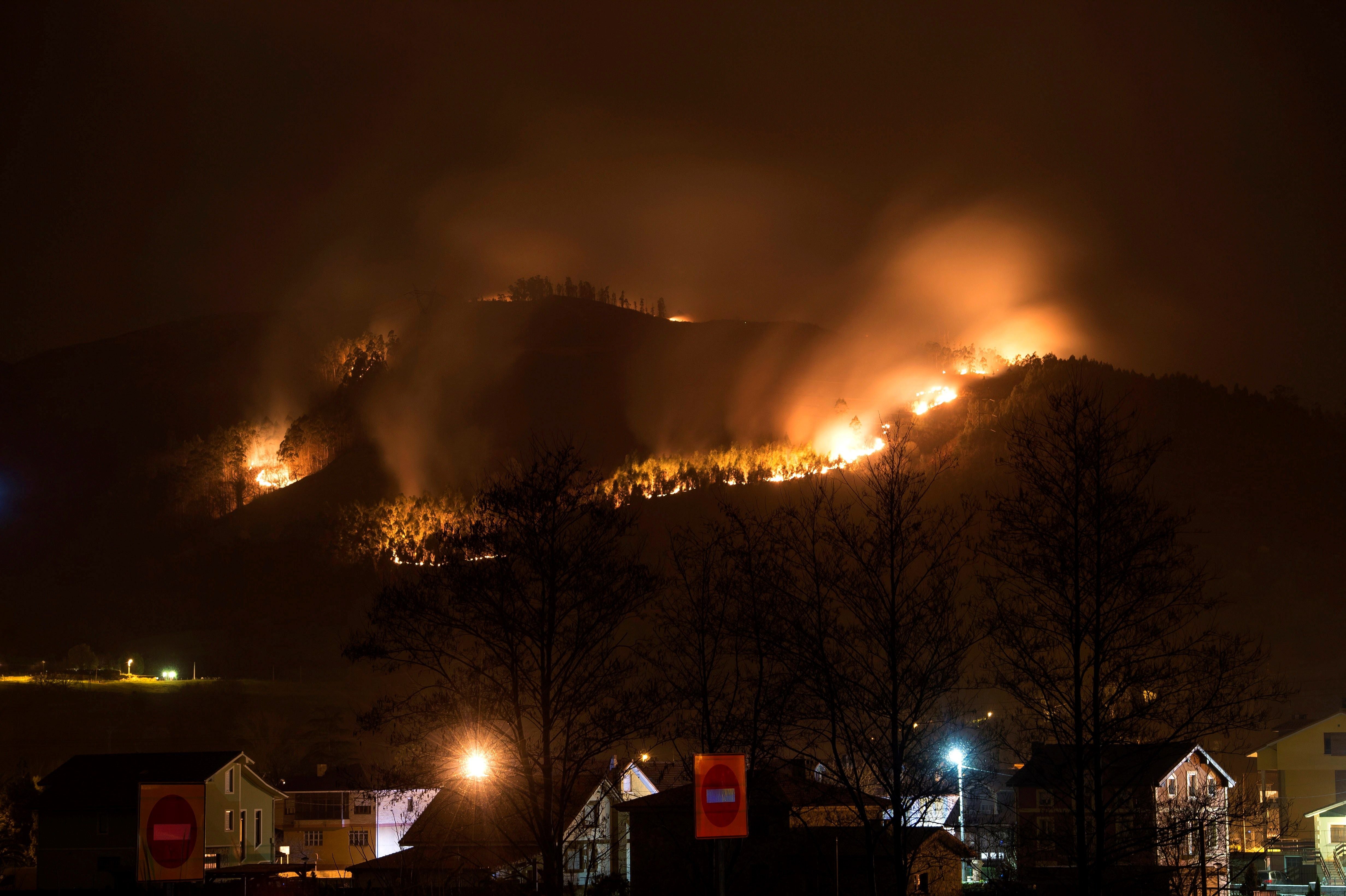 El norte de España se ha visto asolado este fin de semana con más de un centenar de incendios que han afectado duramente a Asturias, Cantabria y Vizcaya. Algunos de ellos ya están controlado, pero, en el Principado, 99 de ellos aún continuan en activos; mientras que en Cantabria el número de incendios activos se ha rebajado de 21 a 17, de un total de más de 60 que fueron provocados en la comunidad autónoma.