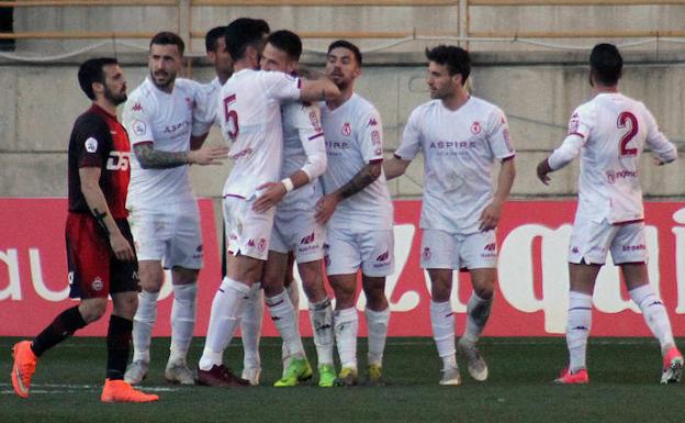 Los jugadores de la Cultural celebran un gol ante el Unión Adarve.