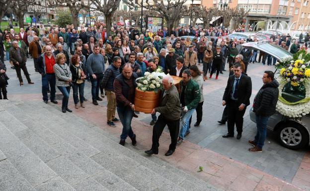 Familiares y allegados trasladan el féretro al interior de la iglesia de Pola de Lena.