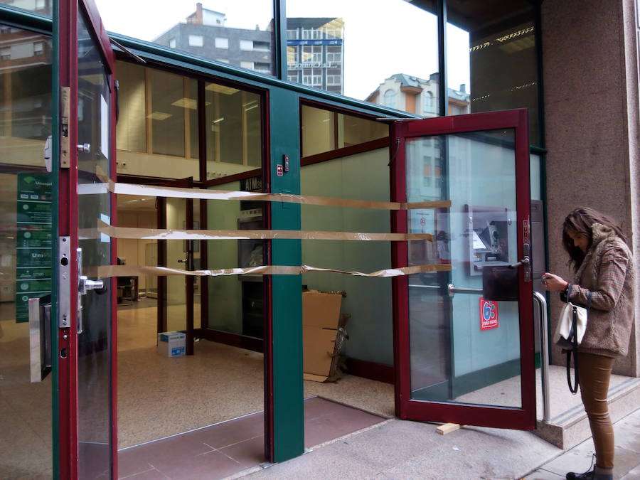 Fotos: Ataque a dos cajeros de Unicaja Banco en Ponferrada