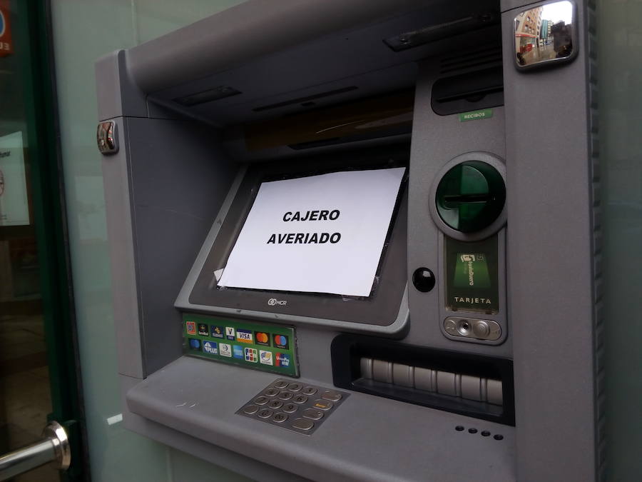 Fotos: Ataque a dos cajeros de Unicaja Banco en Ponferrada