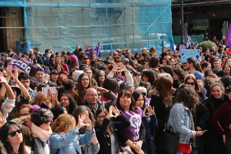 Miles de personas se concentran en Botines como preámbulo a la manifestación feminista que tendrá lugar en esta tarde de viernes