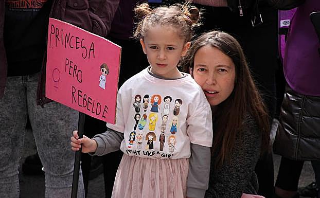Galería. Una niña muestra un cartel revindicativo.