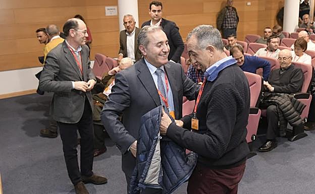 Justino Medrano (derecha) recibe la felicitación de Carlos Rico tras conocer los resultados.