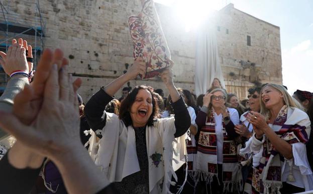 Israel. Mujeres de un colectivo feminista judío se manifiestan en el Muro de los Lamentos de Jerusalén.