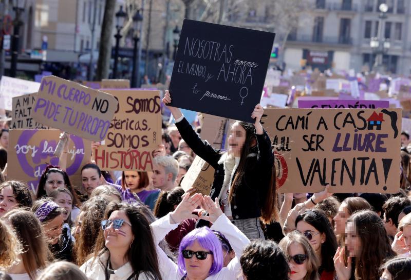 Una marea morada recorre todo el país para reivindicar la igualdad de género