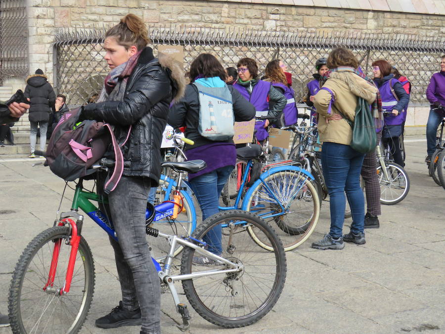 Fotos: Un bicipiquete y mucho morado en León