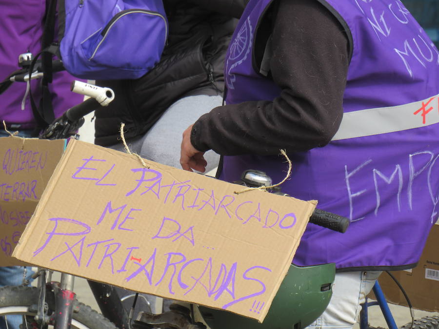 Fotos: Un bicipiquete y mucho morado en León