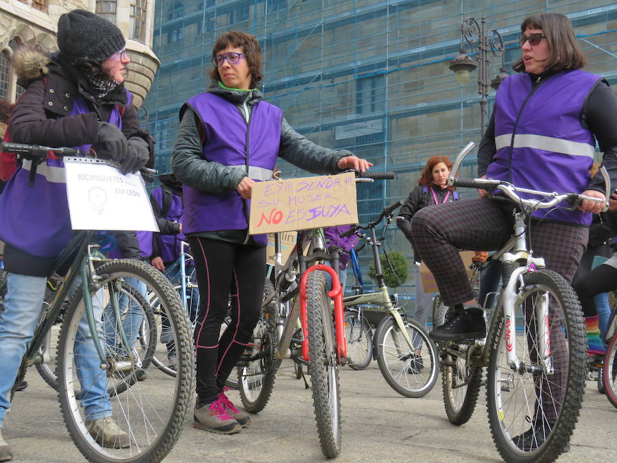 Fotos: Un bicipiquete y mucho morado en León