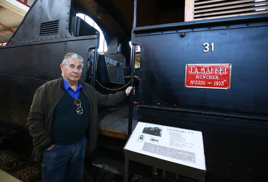 Roberto Alonso, antiguo ferroviario de la MSP, junto a la locomotora 31 del museo del Ferrocarril de Ponferrada. 