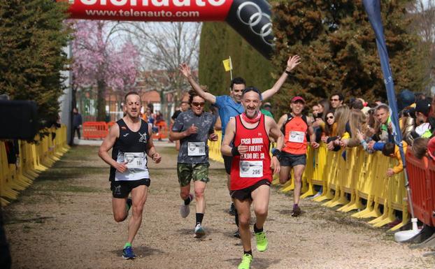 Galería. Un grupo de corredores participando en los '10 kilómetros'.