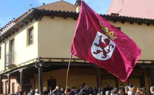 Bandera de León en la plaza del Grano.