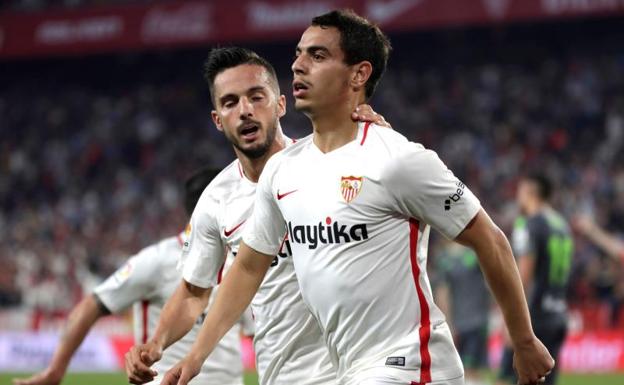 Ben Yedder celebra uno de sus tres goles a la Real.