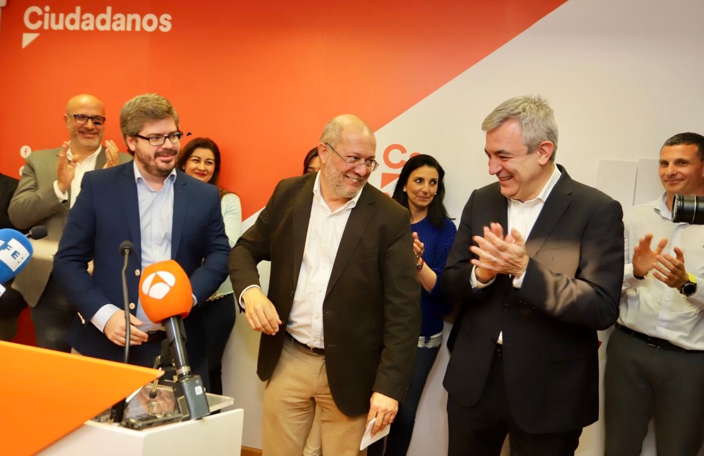 El candidato de Cs a la Presidencia de la Junta de Castilla y León, Francisco Igea junto a Luis Garicano y el secretario de Organización del partido, Fran Hervías, recibe el aplauso de los afiliados