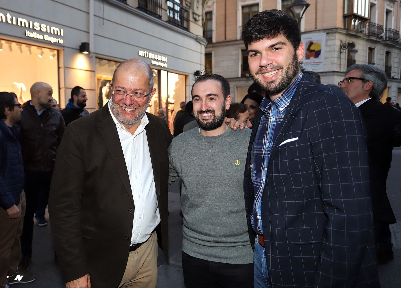 El candidato de Cs a la Presidencia de la Junta de Castilla y León, Francisco Igea junto a Luis Garicano y el secretario de Organización del partido, Fran Hervías, recibe el aplauso de los afiliados