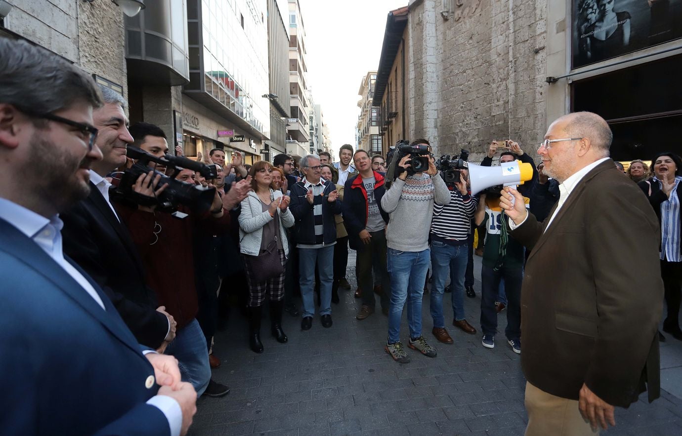 El candidato de Cs a la Presidencia de la Junta de Castilla y León, Francisco Igea junto a Luis Garicano y el secretario de Organización del partido, Fran Hervías, recibe el aplauso de los afiliados