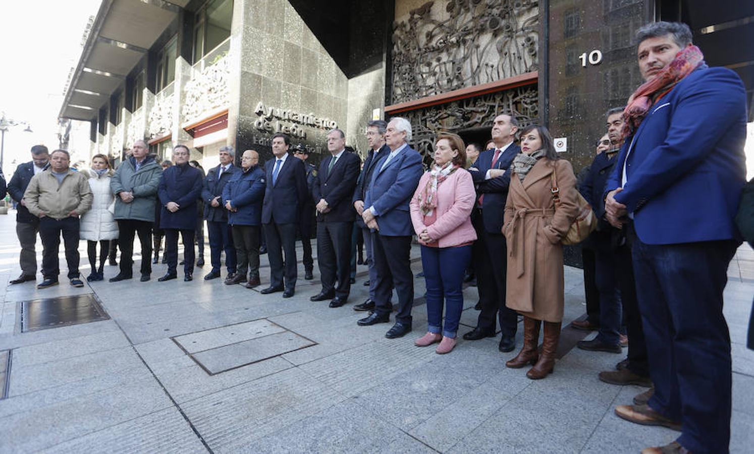 Fotos: Minuto de silencio en el Ayuntamiento de León por el 15 aniversario del 11M