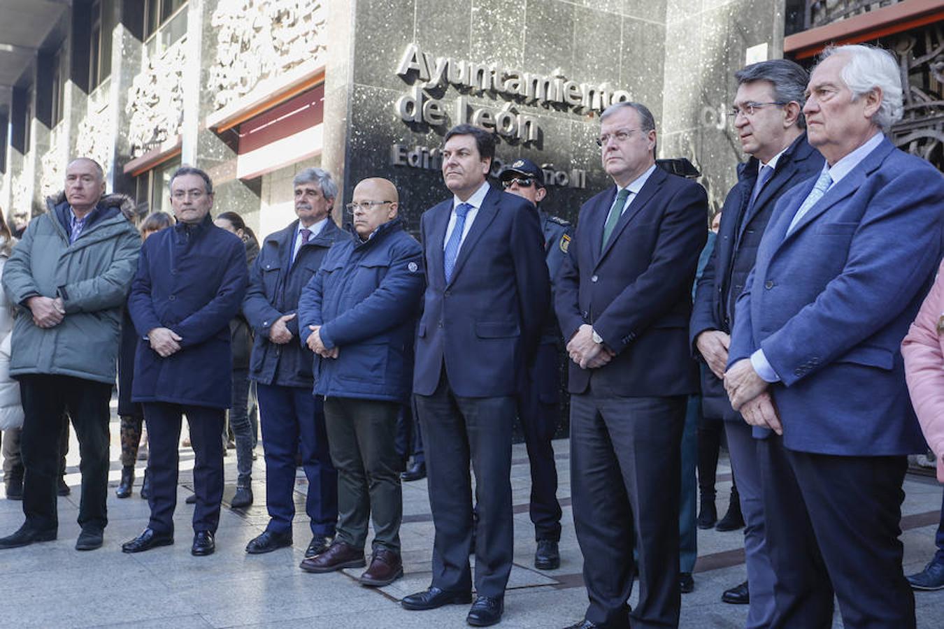 Fotos: Minuto de silencio en el Ayuntamiento de León por el 15 aniversario del 11M