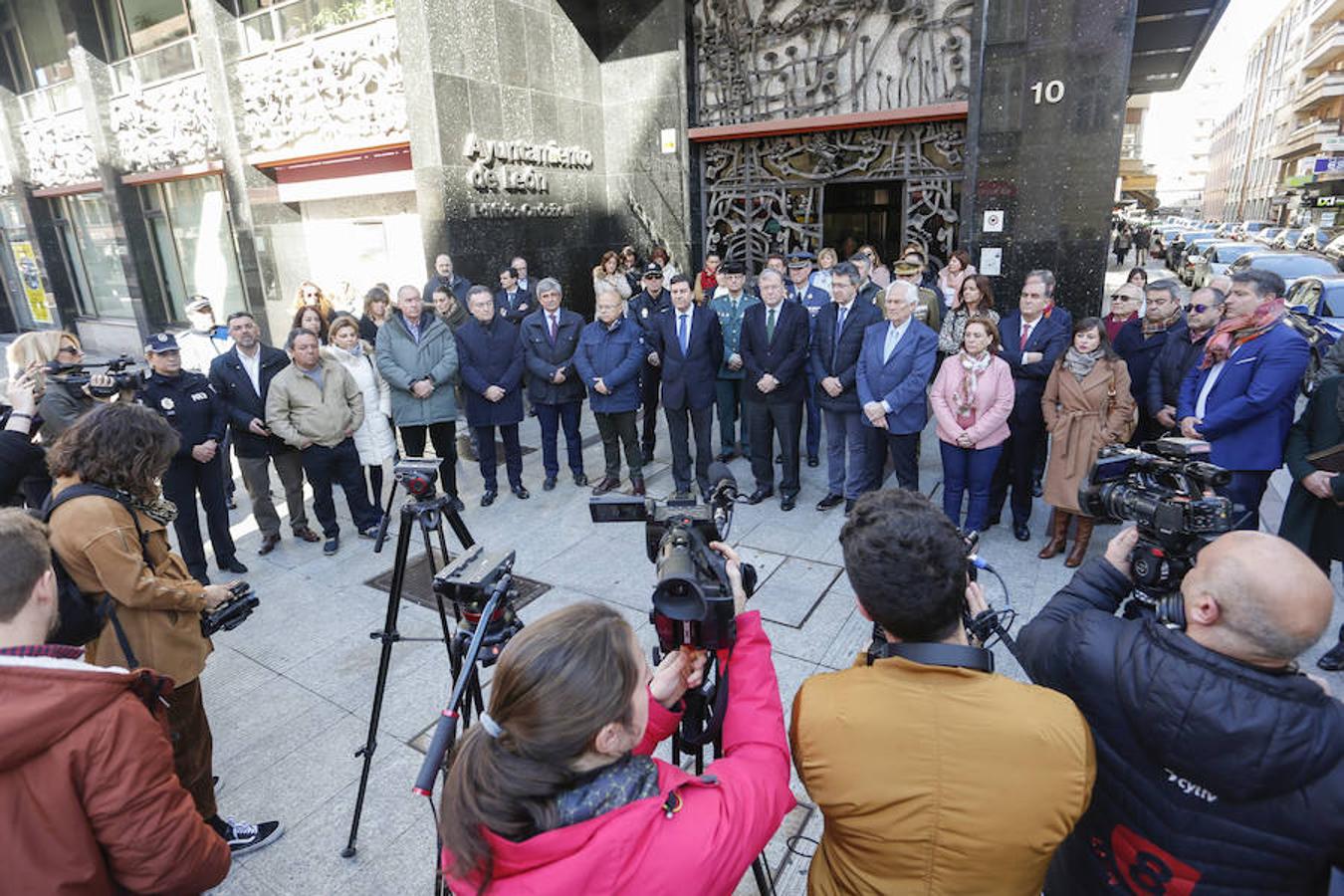 Fotos: Minuto de silencio en el Ayuntamiento de León por el 15 aniversario del 11M