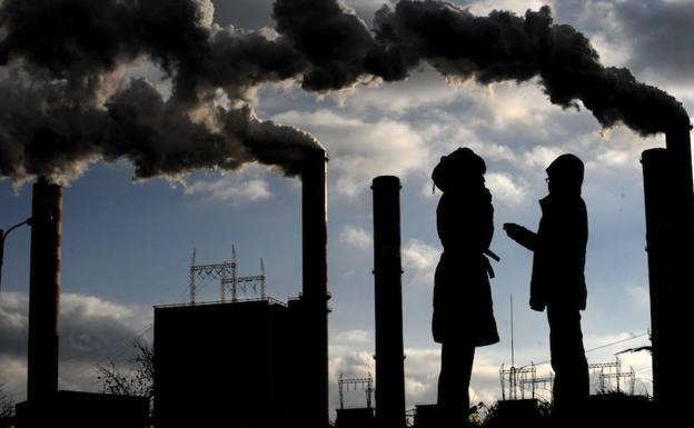 Dos mujeres conversan en las inmediaciones de una central hidroeléctrica. 