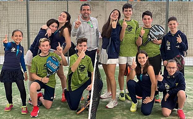 Los jugadores celebran la permanencia.