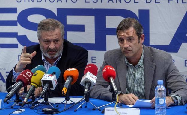 El delegado del Sindicato de Pilotos (Sepla) en Air Europa , José Roncero (i), el vicesecretario de Sepla,Rafael Delmas (d).