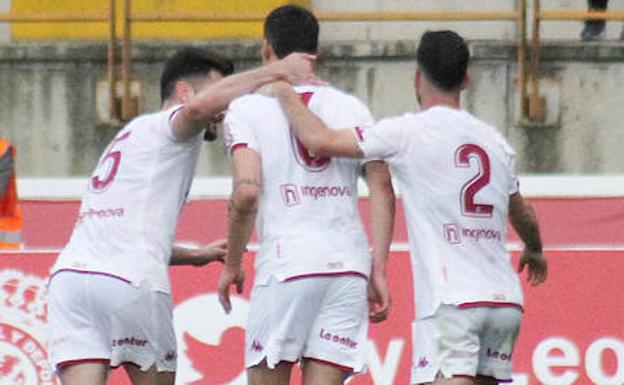 Los jugadores de la Cultural celebran un gol.