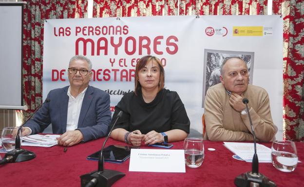 El secretario general autonómico de UGT, Faustino Temprano, la vicesecretaria general, Cristina Antoñanzas, y el secretario general de la Unión Estatal de Jubilados y Pensionistas, Anatolio Diez, participan en las jornadas 'Las personas mayores y el Estado del Bienestar' en León.