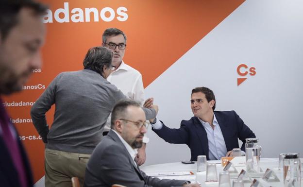 Albert Rivera, junto a otros miembros de la Ejecutiva de Ciudadanos, este martes en la sede del partido.