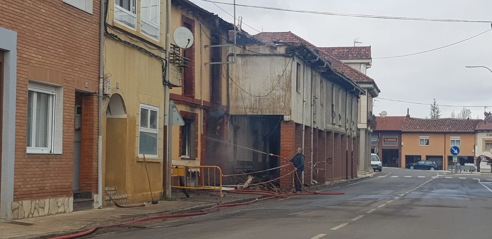 Fotos: Cuatro heridos en un incendio en Almanza