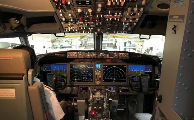 Cabina de un Boeing 737 MAX 8.