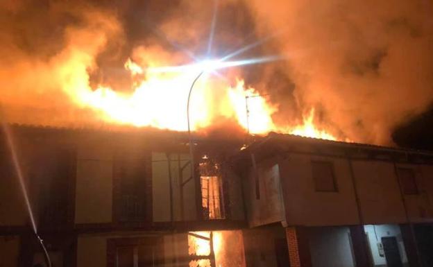 Galería. Momento del fuego afectando a la casa.