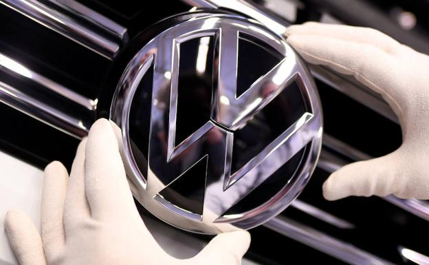 El logo de Volkswagen es colocado en la línea de producción de la planta de Wolfsburg.