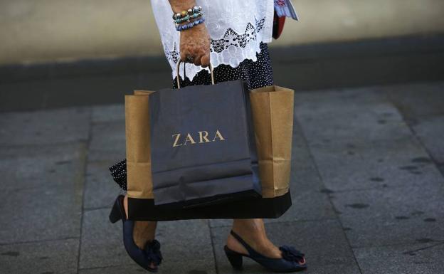 Una mujer con una bolsa de Zara, principal firma de Inditex.
