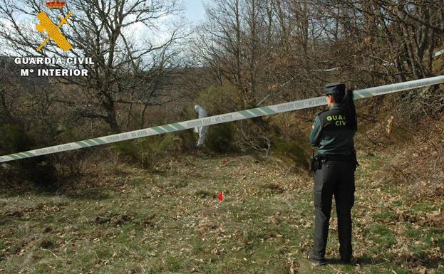 Una guardia civil, en la zona donde se halló el cráneo. 