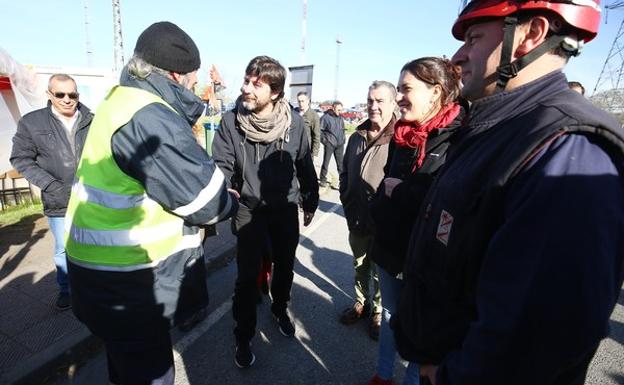 El diputado y secretario de Sociedad Civil y Movimiento Popular de Podemos, Rafa Mayoral (C), y la diputada Ana Marcello, durante su visita con los trabajadores de las subcontratas de la central térmica Compostilla II en Cubillos del Sil.