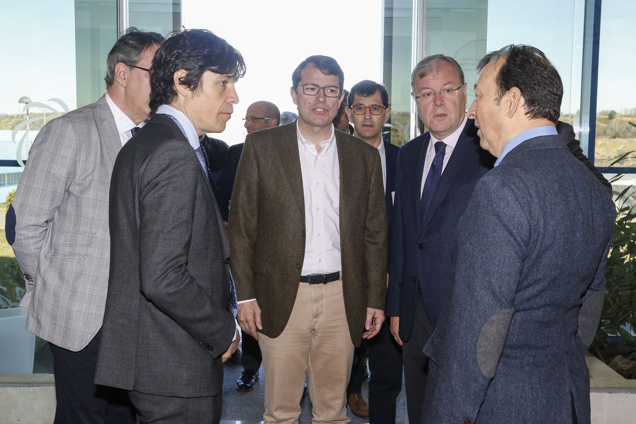 El presidente del PP de Castilla y León, Alfonso Fernández Mañueco, visita la planta de León Farma en Villaquilambre (León). Junto a él, el presidente provincial, Juan Martínez Majo y el alcalde de León, Antonio Silván entre otras autoridades